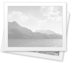 Xocalı şəhidlərinin xatirəsinə ucaldılmış abidənin önünə güllər düzülüb və faciə qurbanları dərin ehtiramla yad olunub